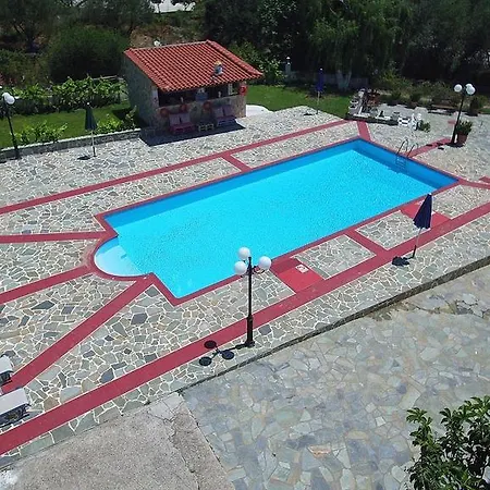Jovanna In The Nature With Pool! 트라페자키